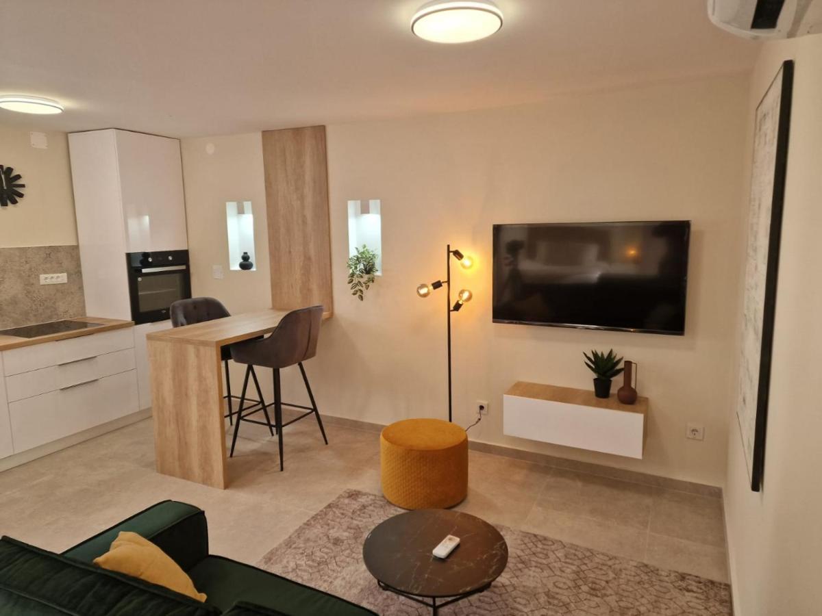 Studio Apartment Mare With Private Garden And Jacuzzi Vinkuran Esterno foto