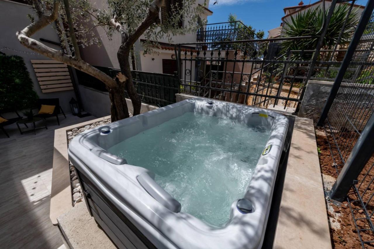 Studio Apartment Mare With Private Garden And Jacuzzi Vinkuran Esterno foto