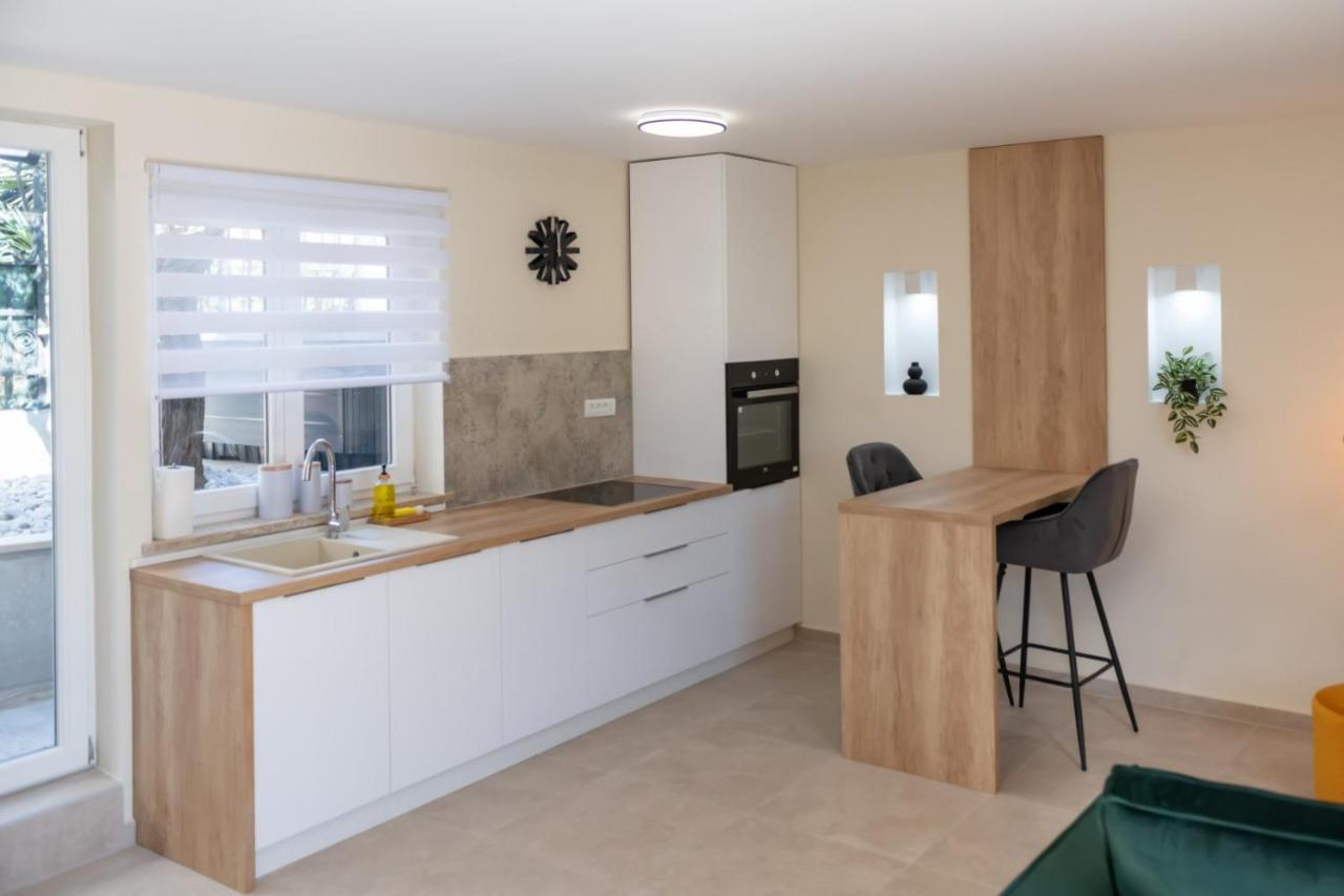 Studio Apartment Mare With Private Garden And Jacuzzi Vinkuran Esterno foto